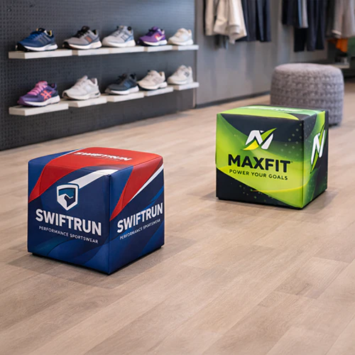 Cubi pouf personalizzati con logo aziendale in negozio e spazio espositivo