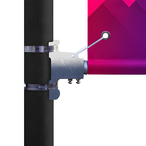 Dettaglio sistema di fissaggio banner per lampioni con morsetti metallici e struttura in alluminio